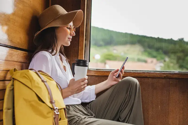 Viajero comparando precios de opciones de internet móvil antes de su viaje