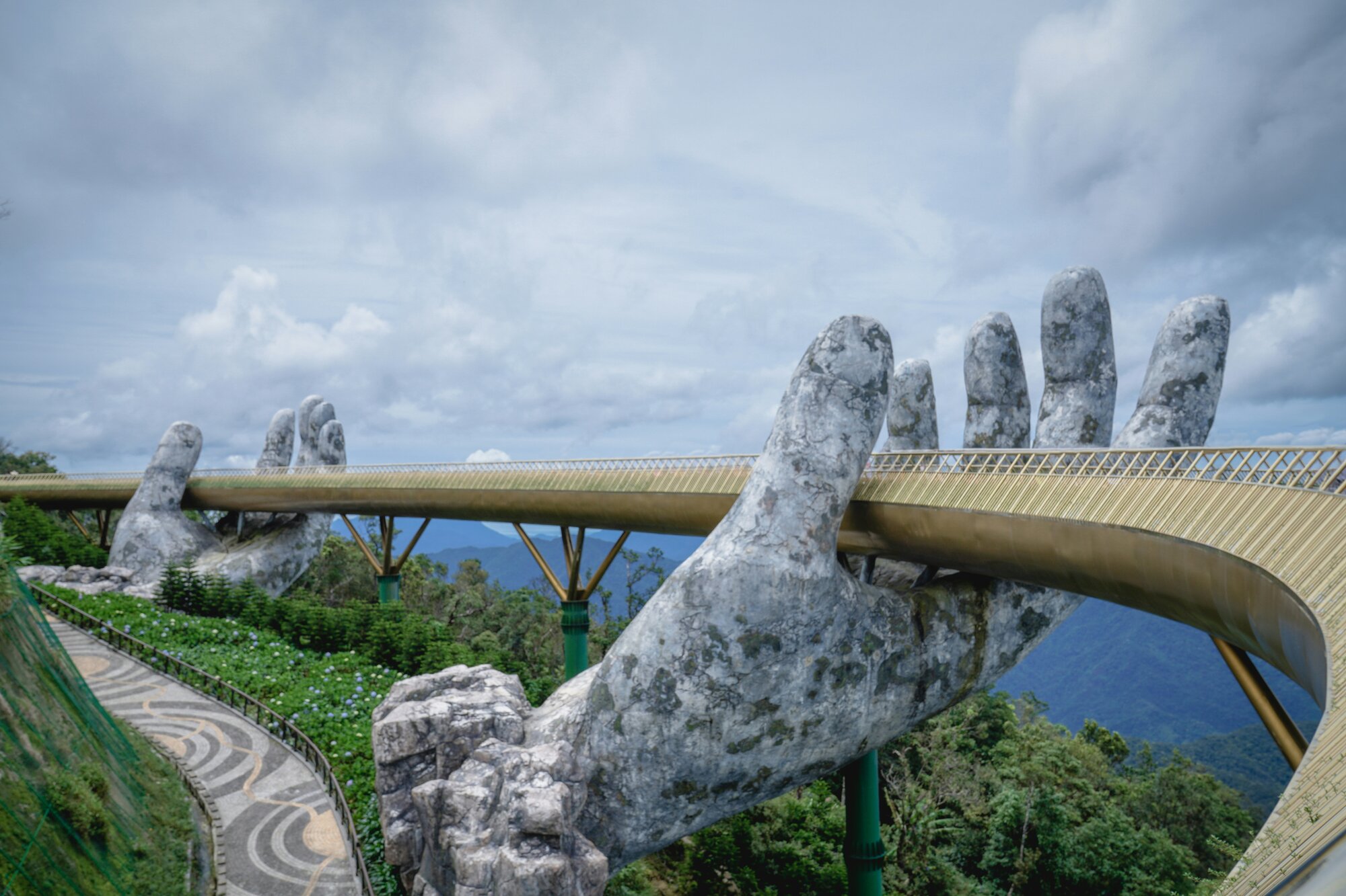 Imagen del puente dorado en Ba Na Hills, cerca de Da Nang, para ilustrar cómo viajar a Vietnam por libre