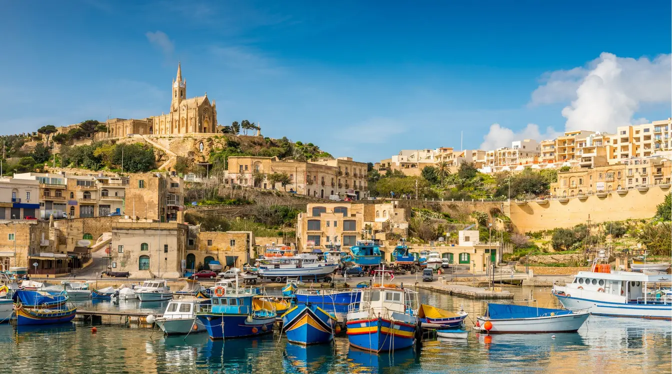 Bateaux de pêche dans un port de l’île de Gozo, à Malte.