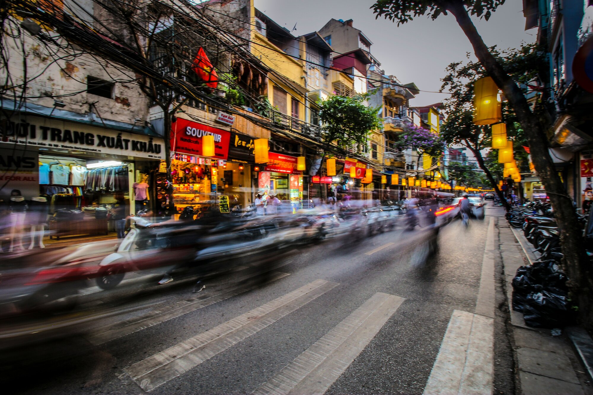 Vista de una concurrida calle del Casco Antiguo de Hanói para ilustrar cómo moverse por Vietnam
