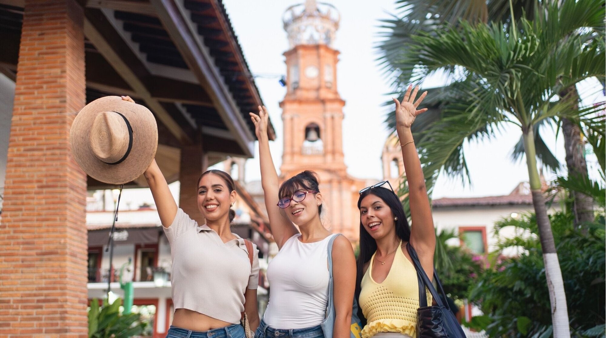 Amigas paseando y haciendo fotos en una ciudad costera, viaje de Spring Break.