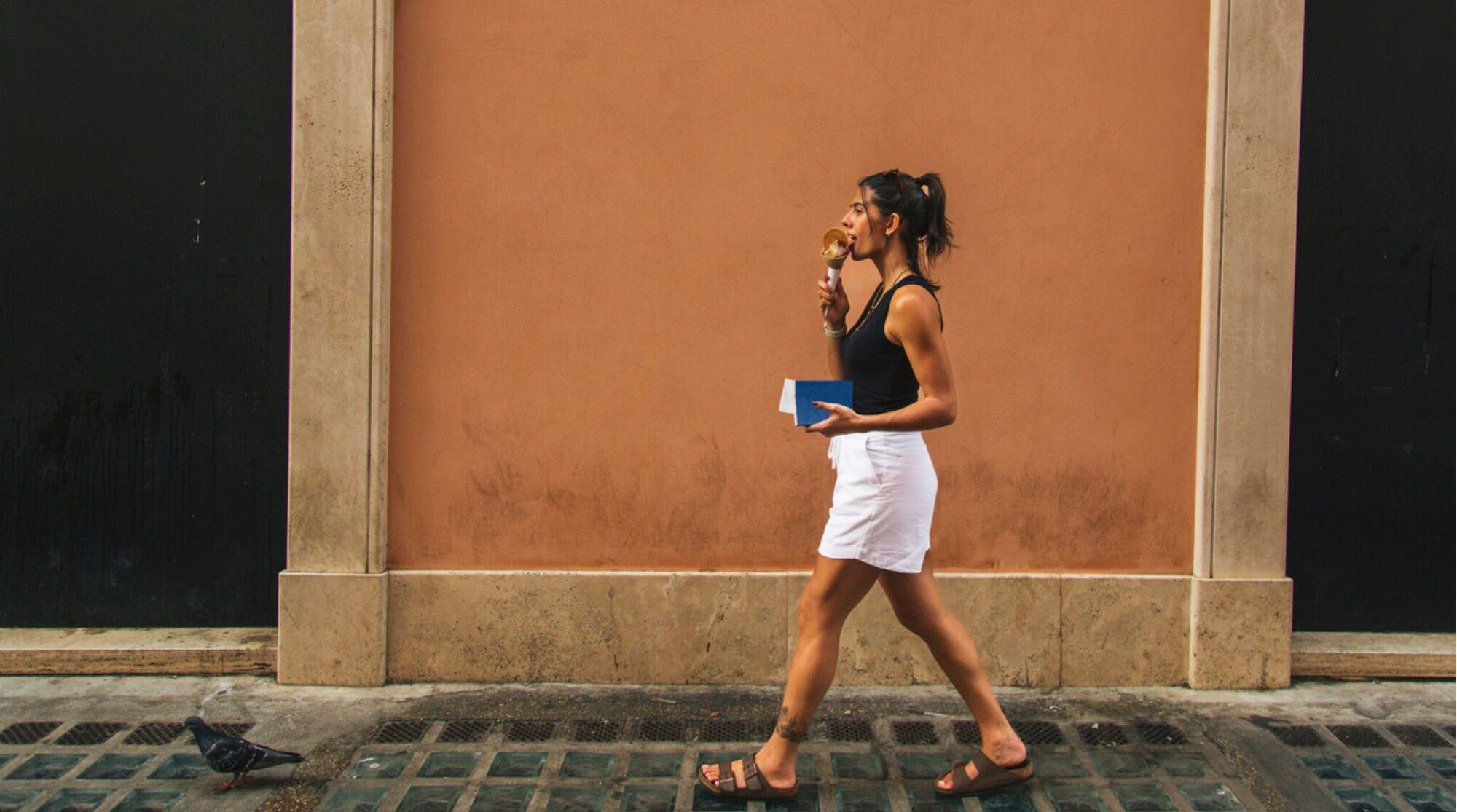 Mulher saboreando gelato em Roma passeando pelas ruas de Roma.