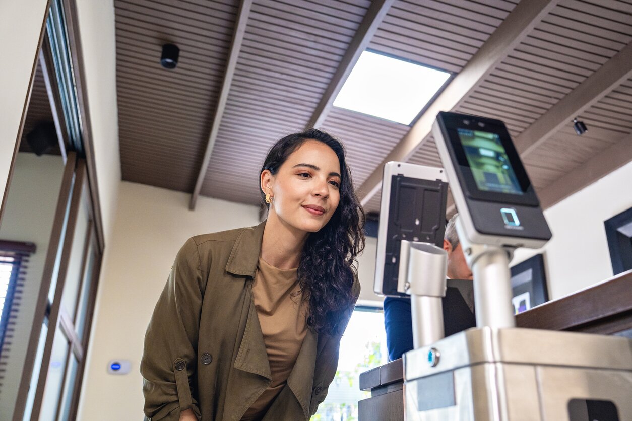 Persona tramitando la visa Canadá con cita biométrica en un Visa Application Centre 