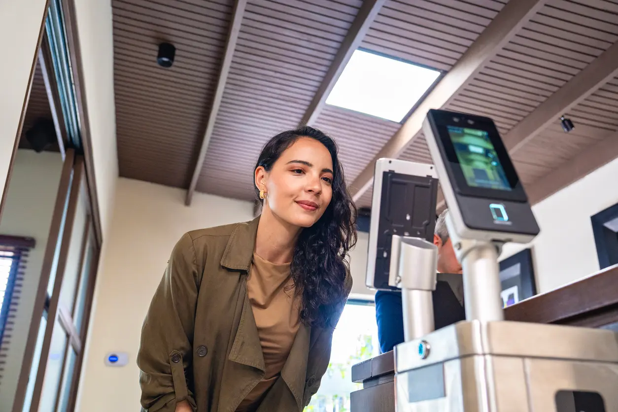 Persona tramitando la visa Canadá con cita biométrica en un Visa Application Centre 