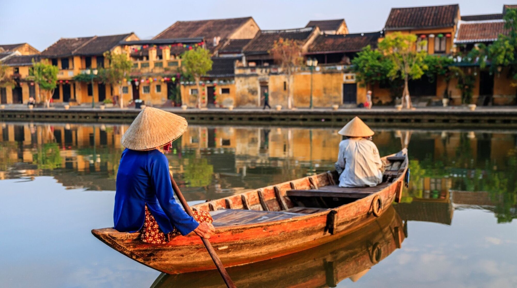 femmes en barque devant la vieille ville de Hoi An,Vietnam