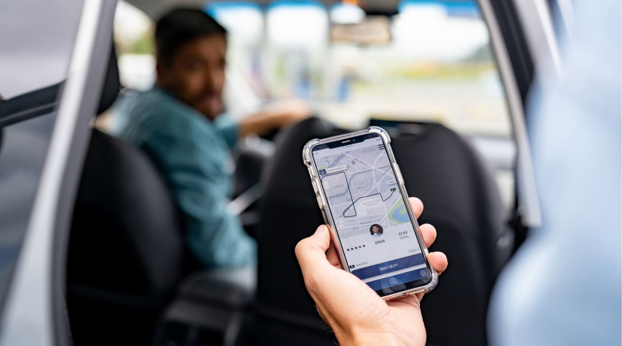 Voyageur montant dans une voiture réservée depuis une application mobile.