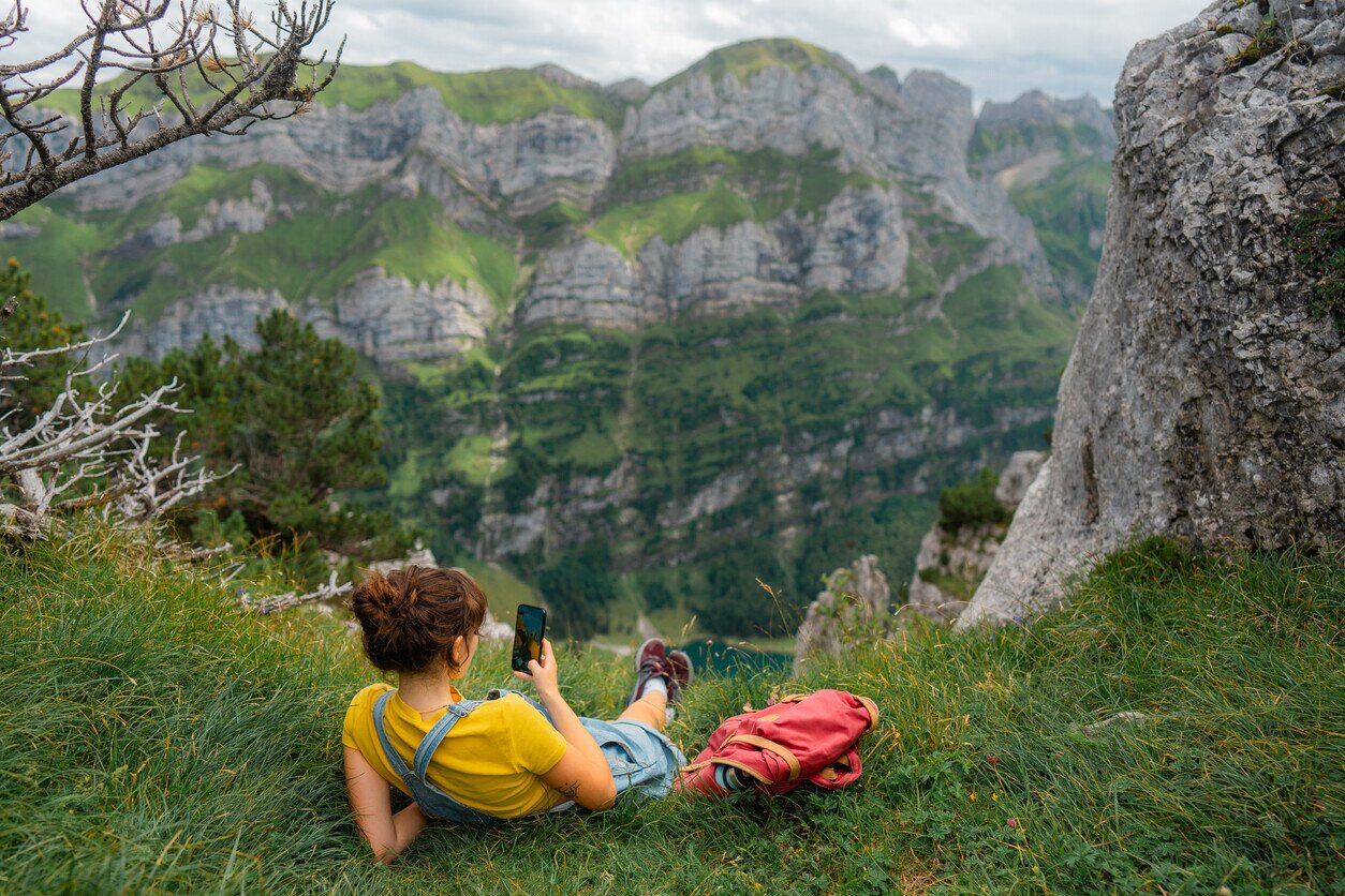 Frau mit eSIM in den Schweizer Alpen