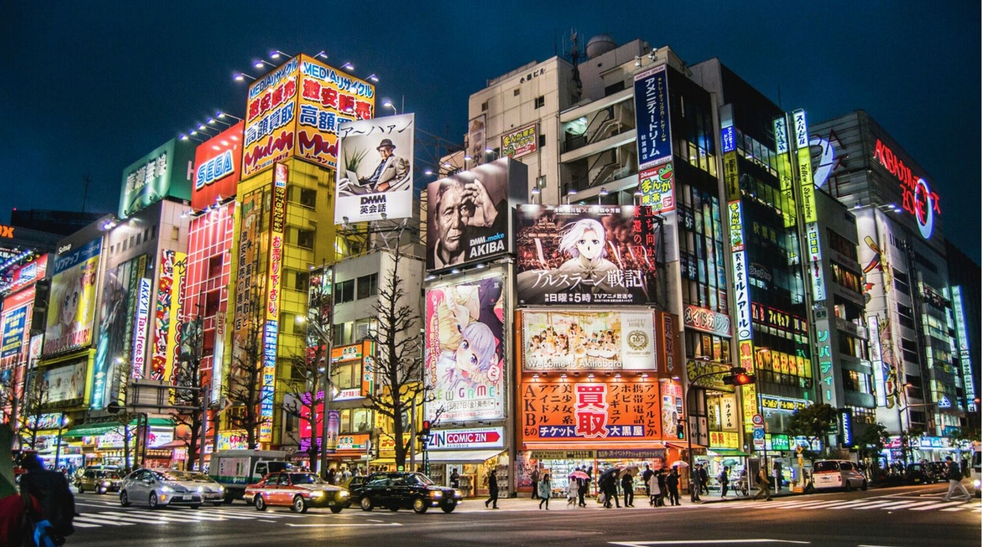 Calles de Akihabara en Tokio de noche con neones, tiendas de anime y electrónica.