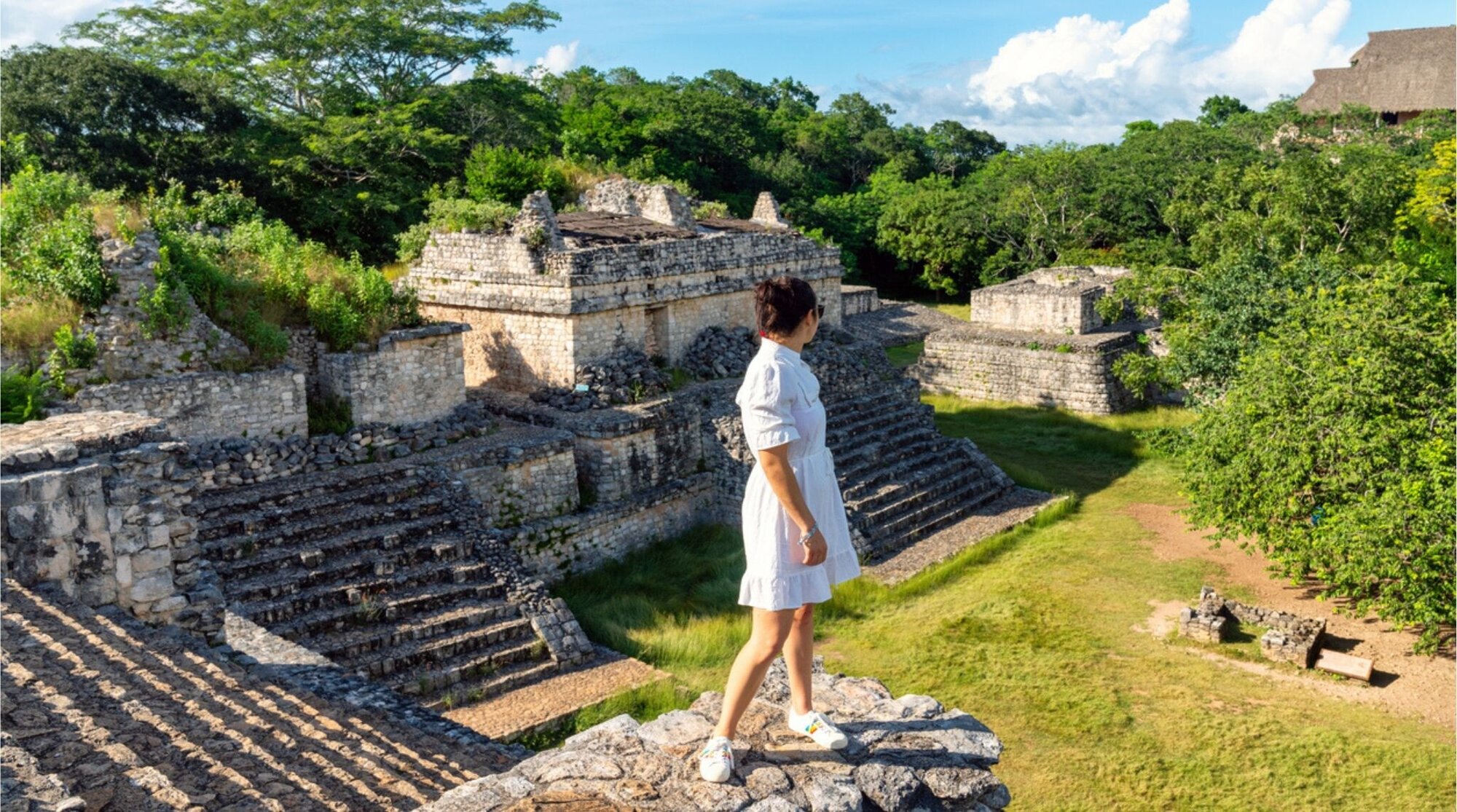 Turista que visita ruínas maias em Yucatán, México.