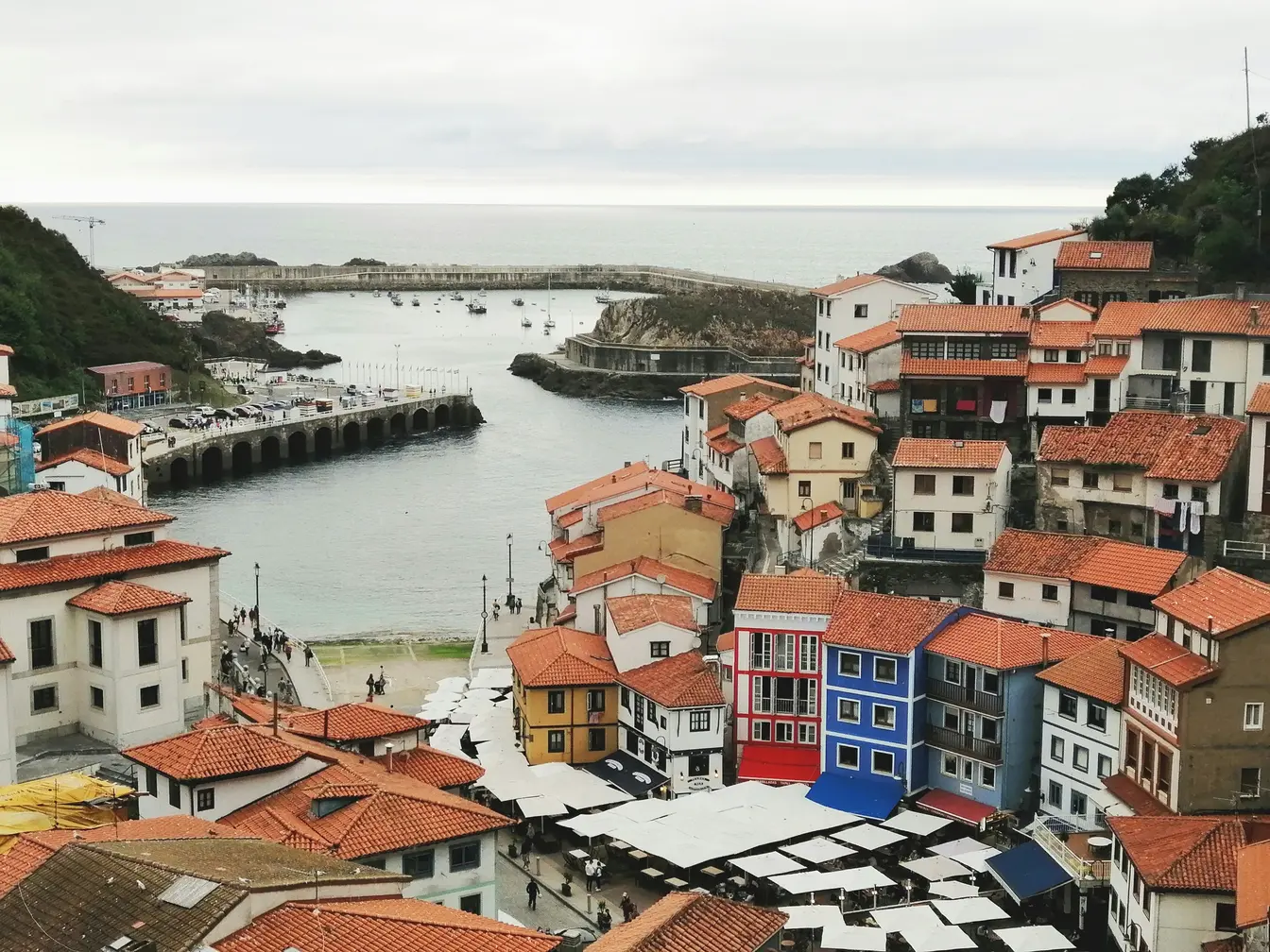 Imagen de Cudillero, en Asturias, un pueblo costero para ilustrar una coolcation