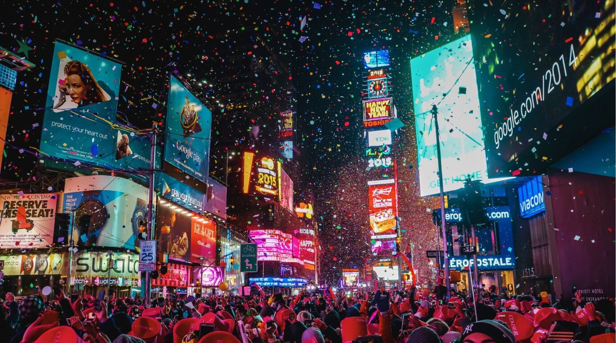 Multitudes celebrando Año Nuevo en Times Square, uno de los lugares turísticos más famosos de Nueva York.