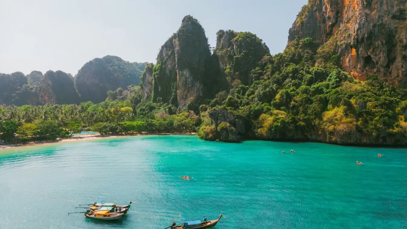 タイののどかなライレイビーチ付近でシーカヤックを楽しむ様子の空撮写真