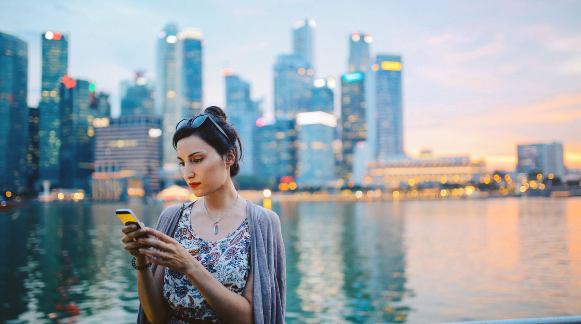 touriste avec son telephone a singapour