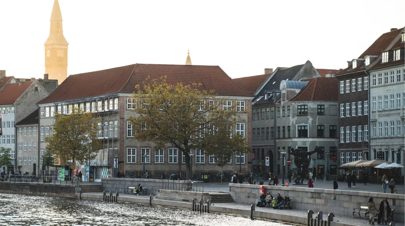 Vista dos canais de Copenhague durante o outono na Dinamarca.