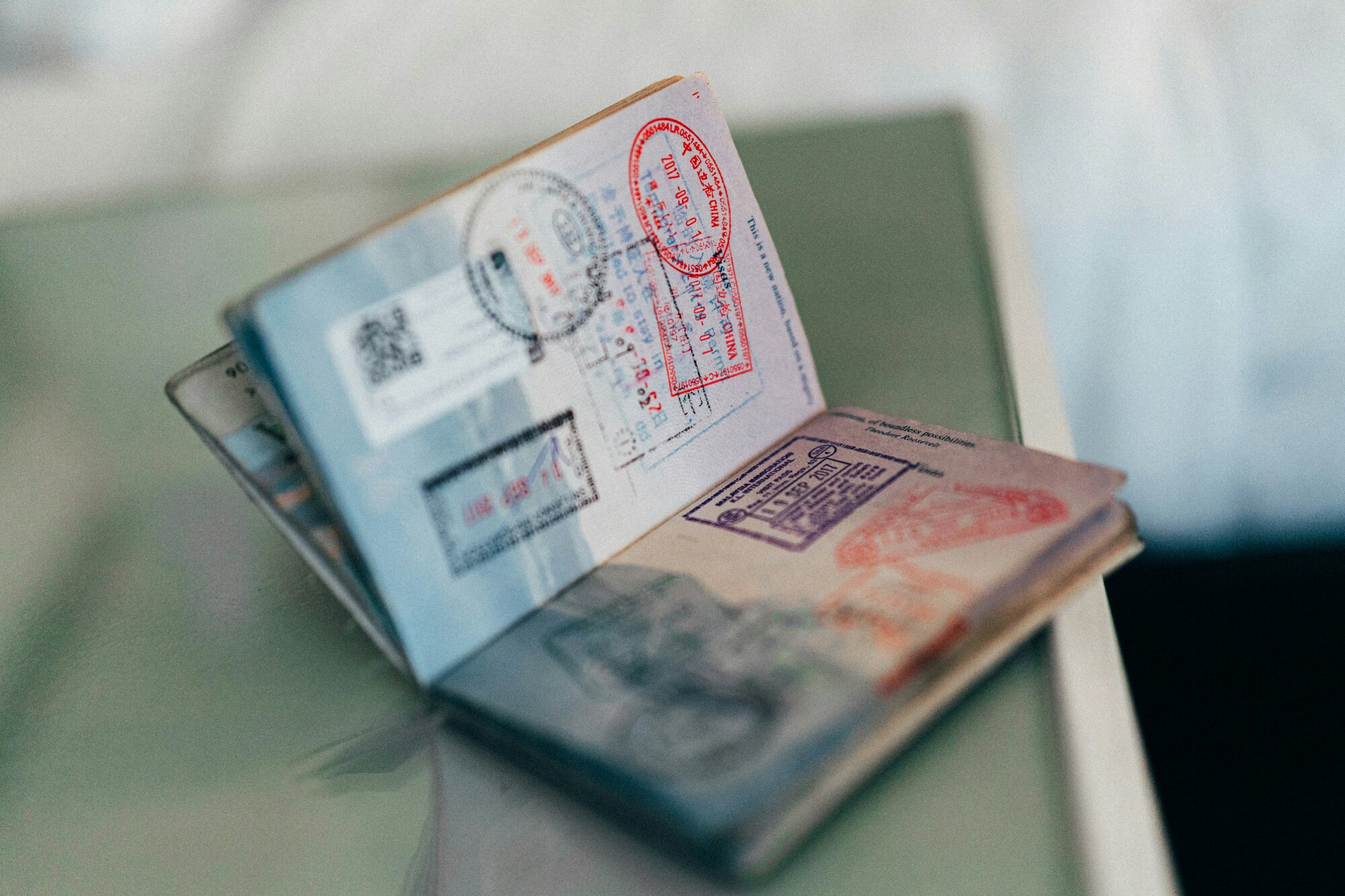 Imagen de un pasaporte lleno de sellos para ilustrar que necesito para viajar a Egipto