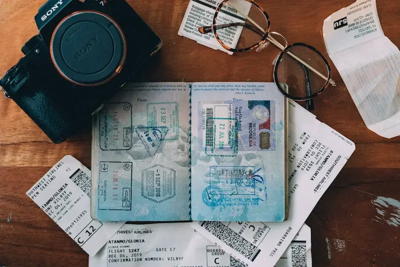 Imagen de un pasaporte, billetes de avión para mostrar cómo organizar un viaje a Japón