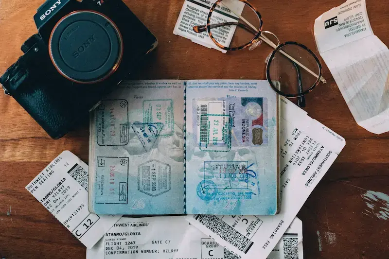 Imagen de un pasaporte, billetes de avión para mostrar cómo organizar un viaje a Japón