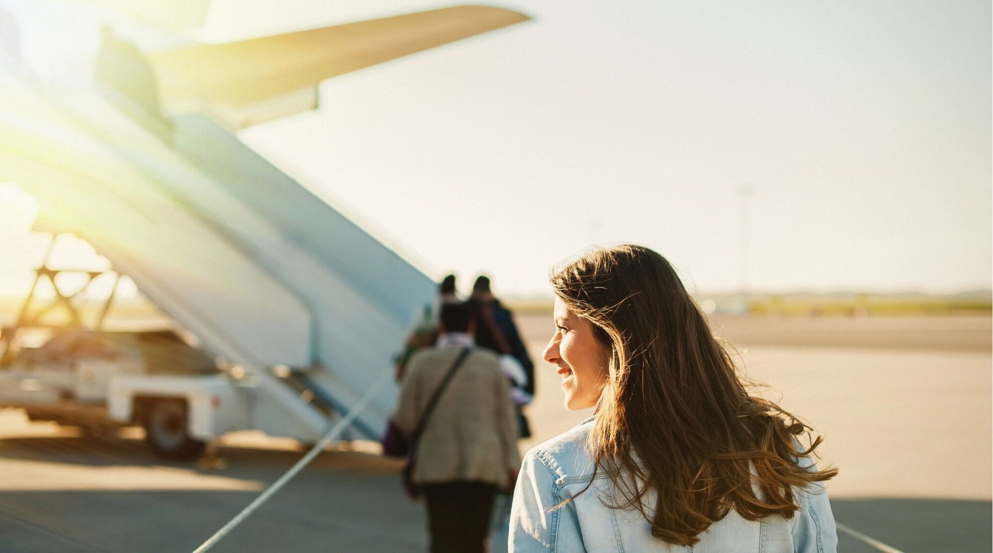 jovem mulher na fila para embarcar no avião.