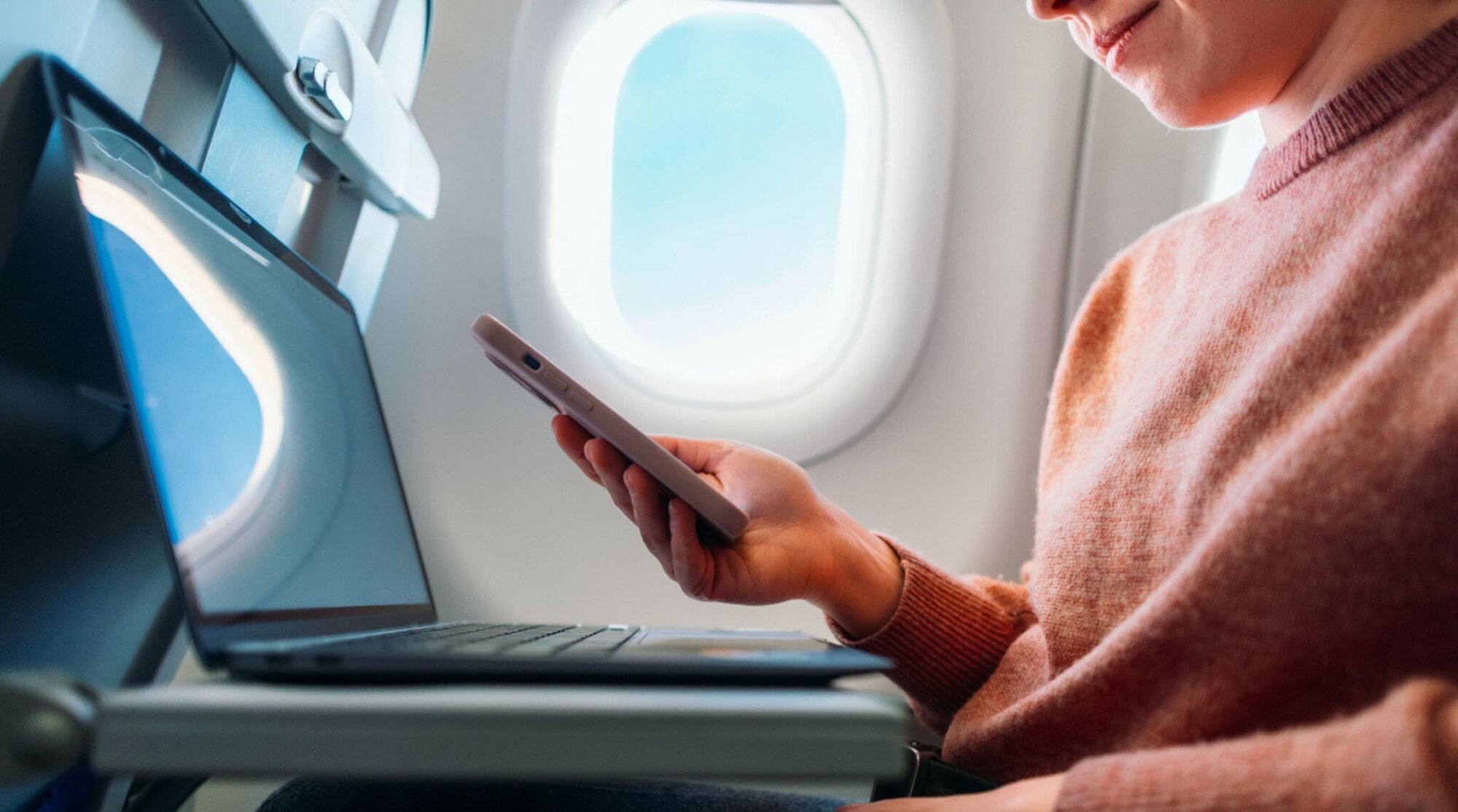 voyageur avec son iphone en avion