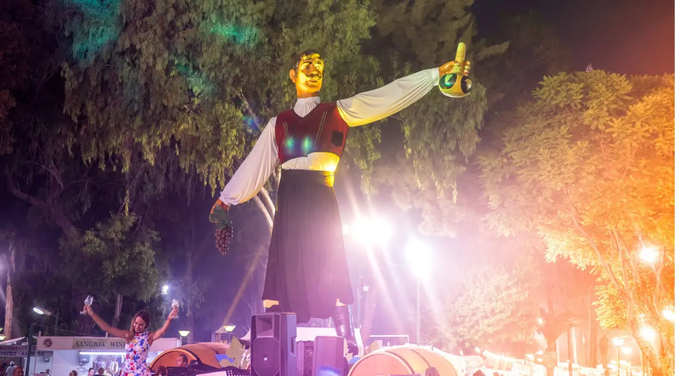 Boneco gigante em exposição durante o festival de vinho de Limassol.