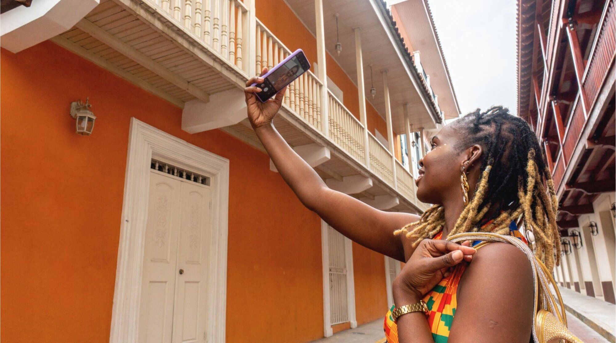 Joven turista sonriente haciéndose una selfie en un lugar pintoresco de Panamá.