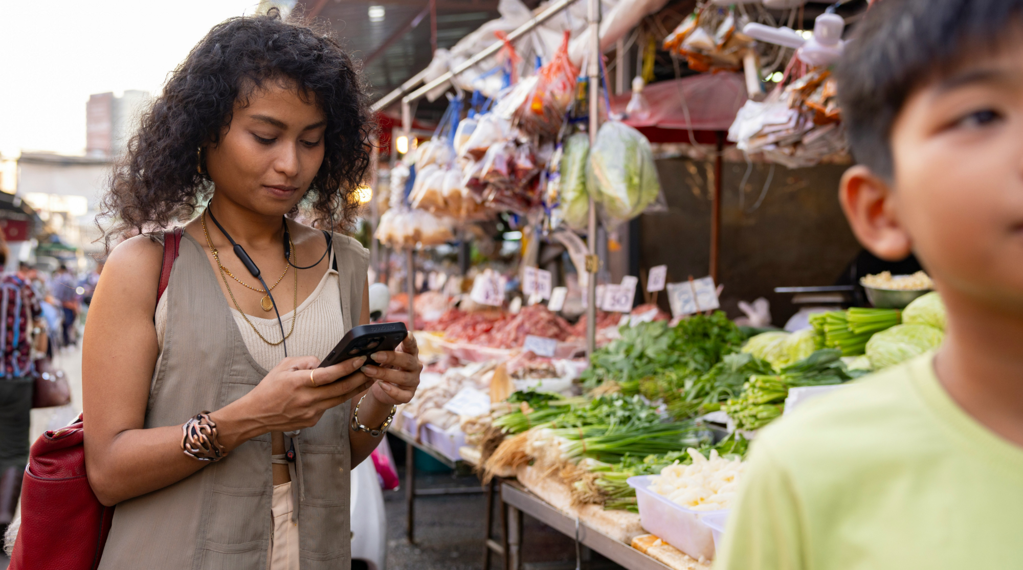 Frau mit eSIM in Thailand