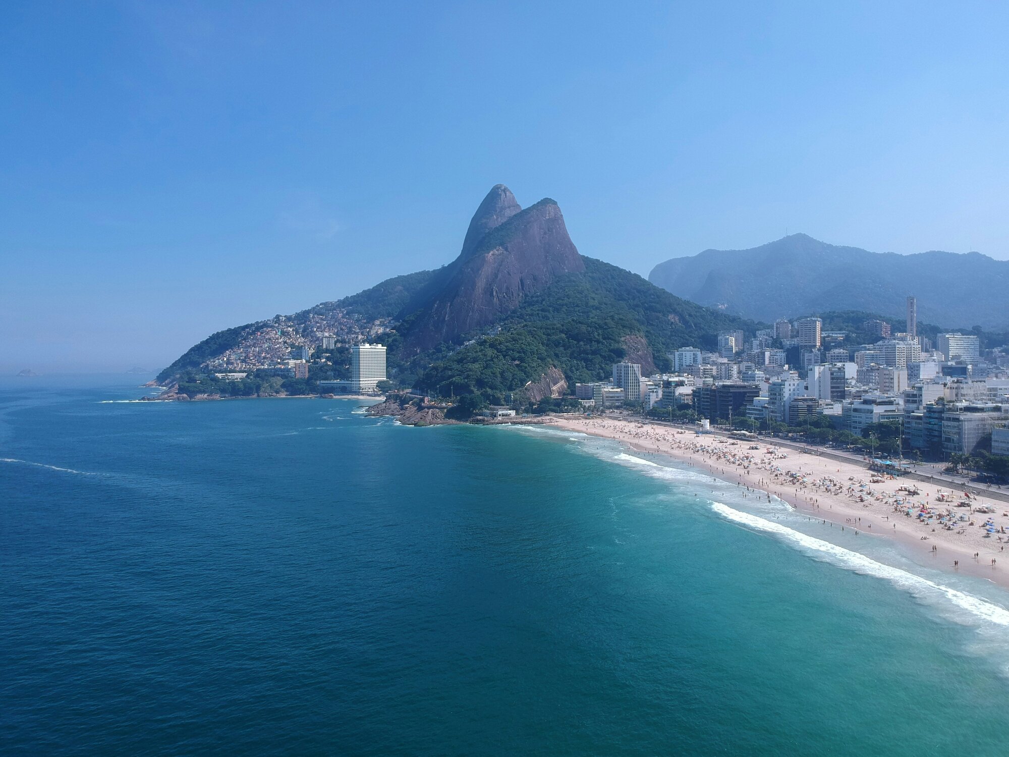 El Morro Dois Irmãos de la Playa de Ipanema, en Río de Janeiro, Brasil.