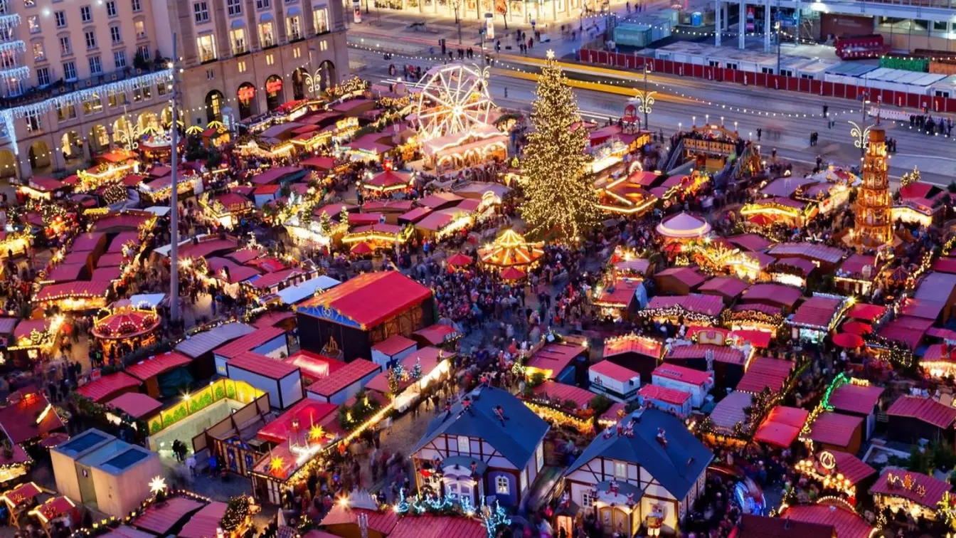 Vue panoramique du marché de Noël de Dresde en Allemagne
