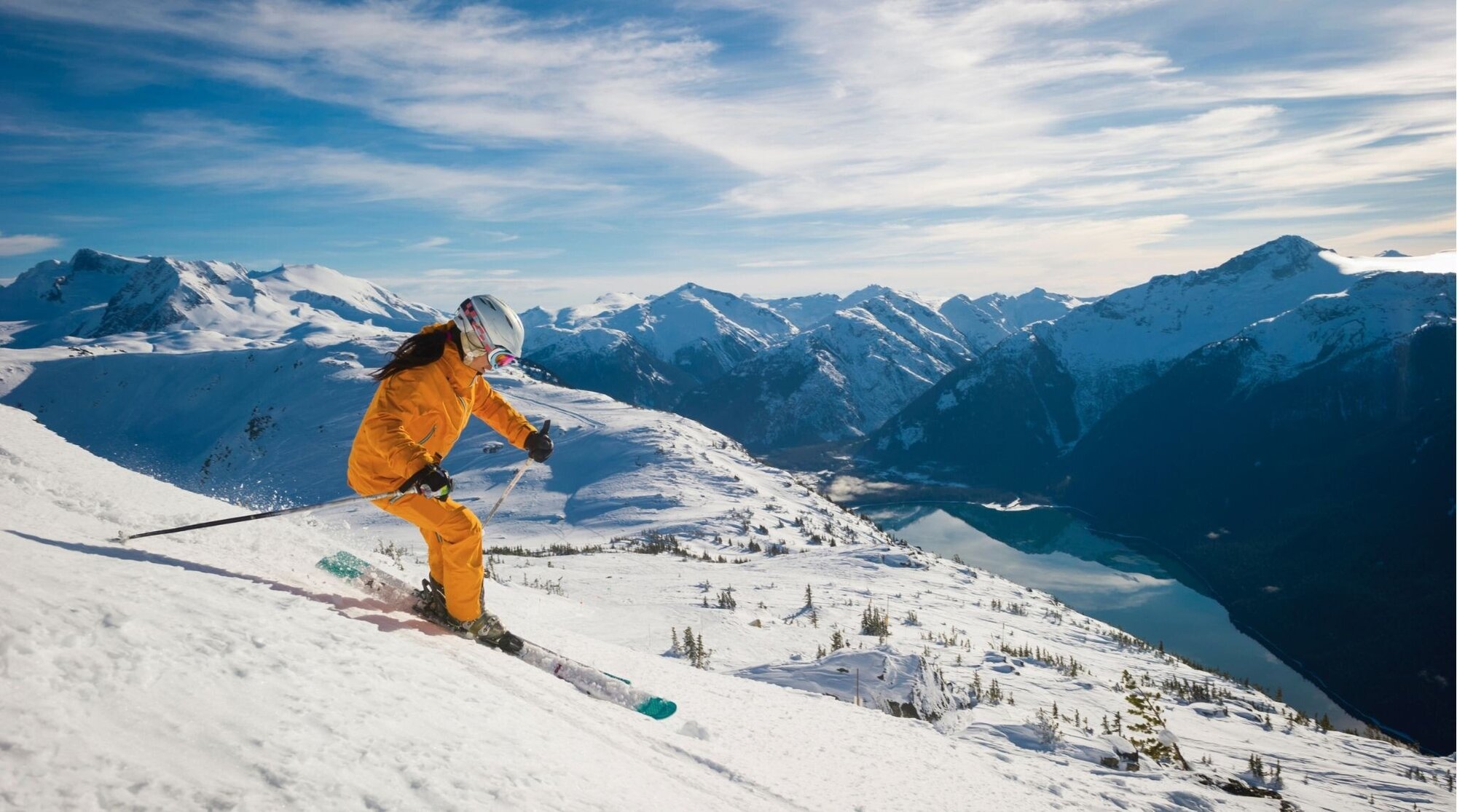 Mulher esquiando em Whistler, no Canadá