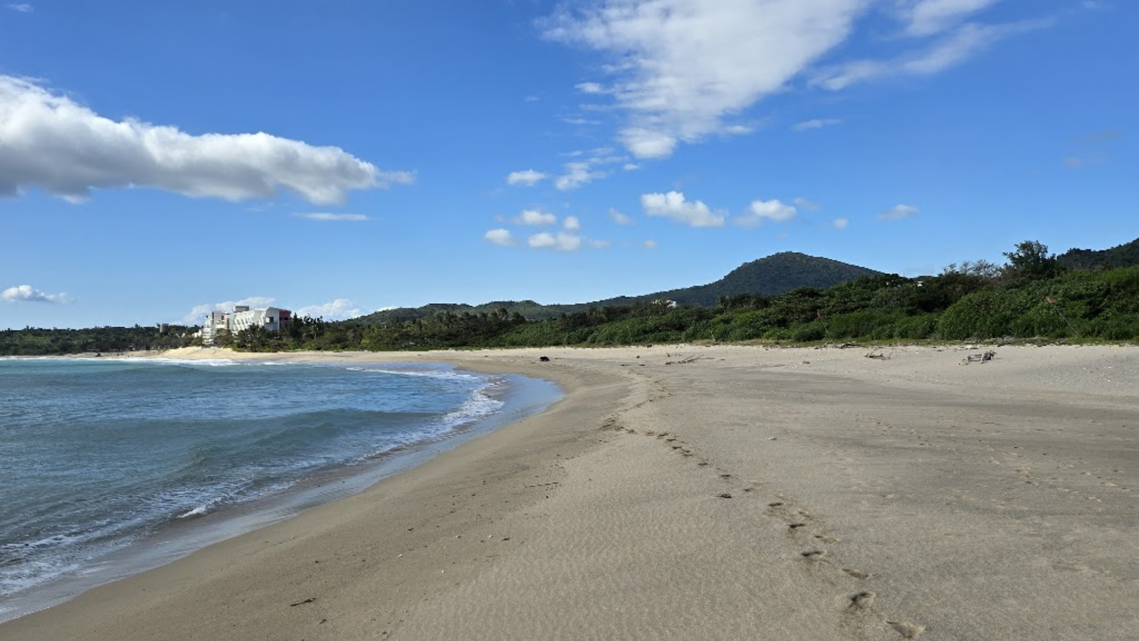 A trail of footprints on the sand on Xiaowan Beach (小灣海灘)