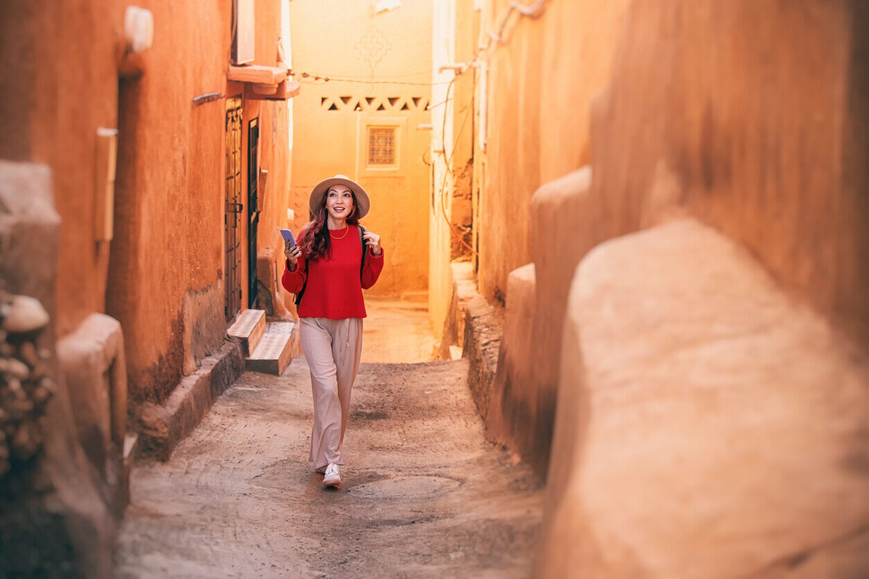 Frau mit Internet in Marokko