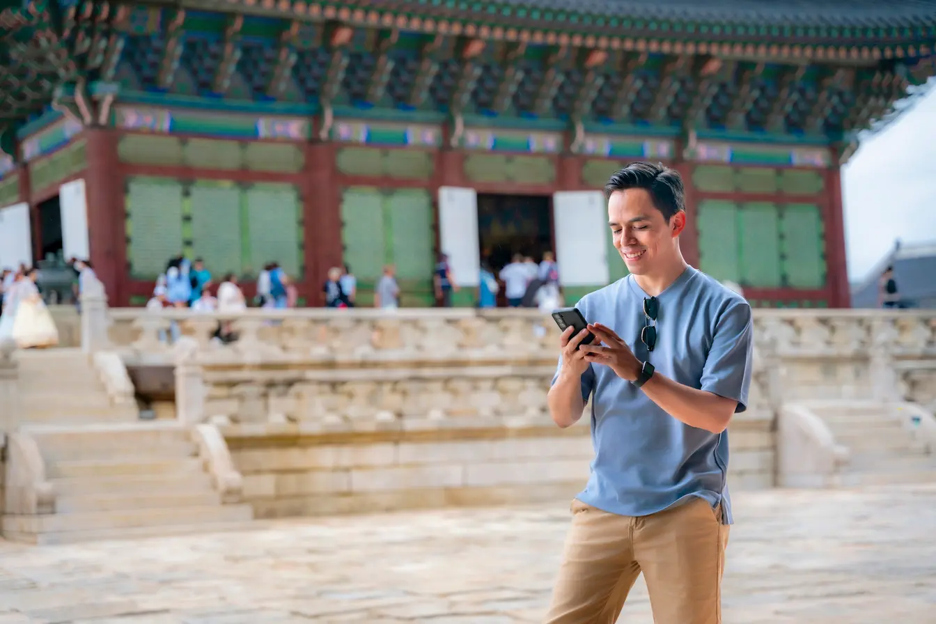 Una persona utilizando su celular en el Palacio de Gyeongbokgung, Seúl.