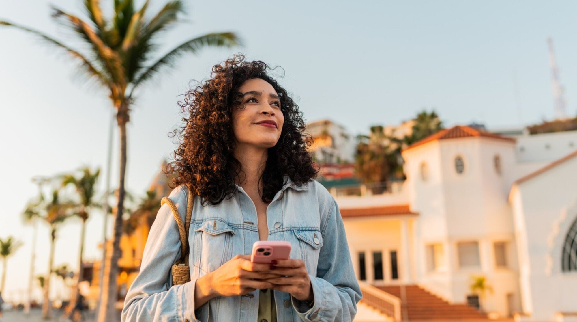 Voyageuse consultant Google Maps sur son téléphone à Mexico