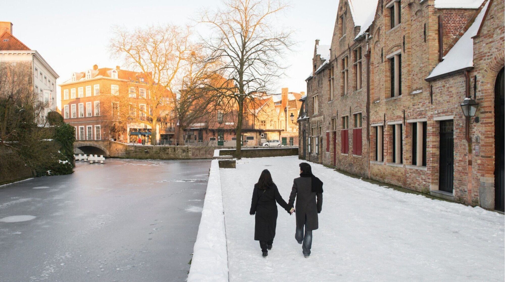 Mãe e filho adulto se divertindo em Bruges no inverno.
