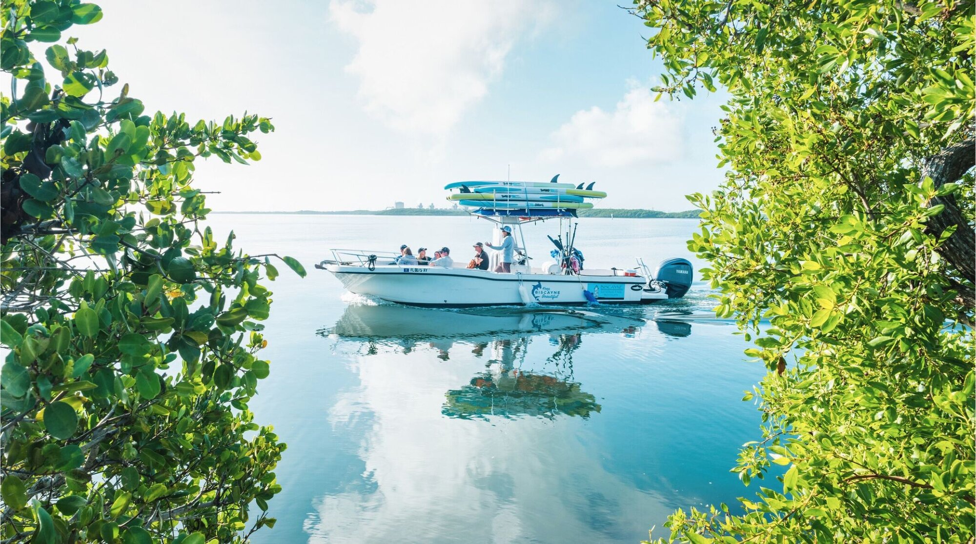 Una embarcación navegando en las aguas cristalinas del Parque de Biscayne, Florida.