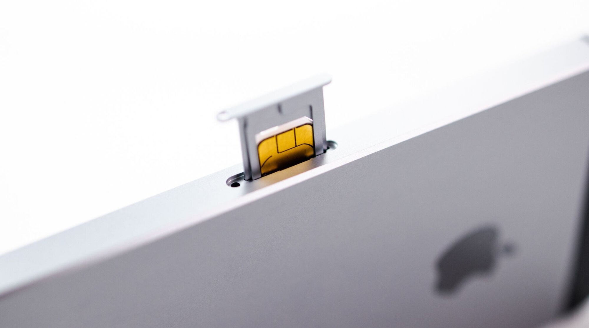 emplacement sim ou tiroir sim ouvert sur iphone (avec nano sim)