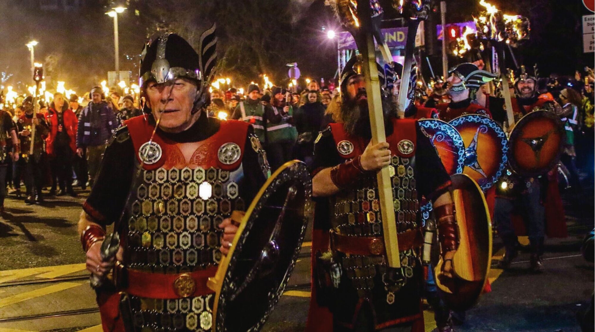 Procissão de tochas Hogmanay pelas ruas para celebrar a véspera de Ano Novo em Edimburgo.
