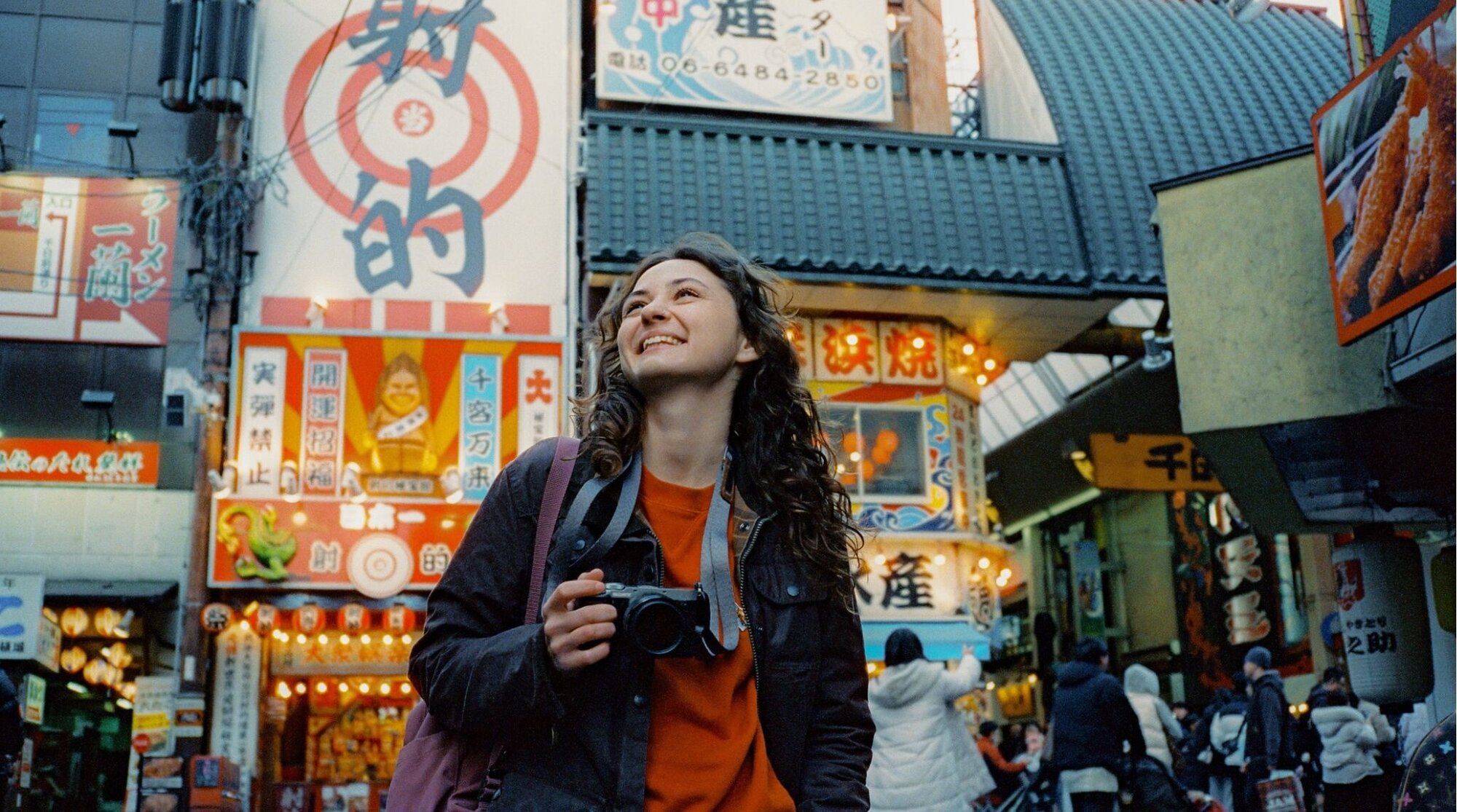 Mulher fotografando com câmera em Osaka durante viagem ao Japão