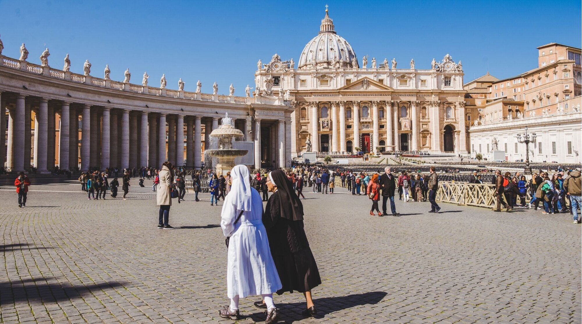 Freiras andando pela Praça de São Pedro