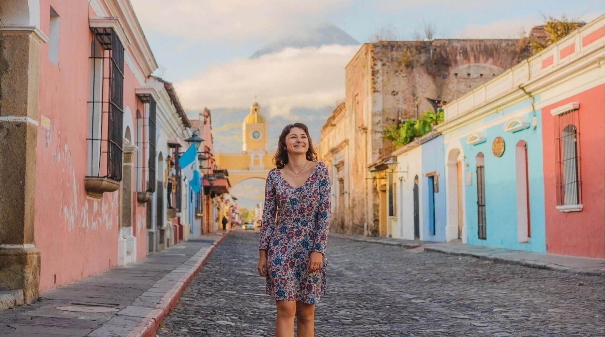 Viajera caminando por una calle colonial de Antigua Guatemala.