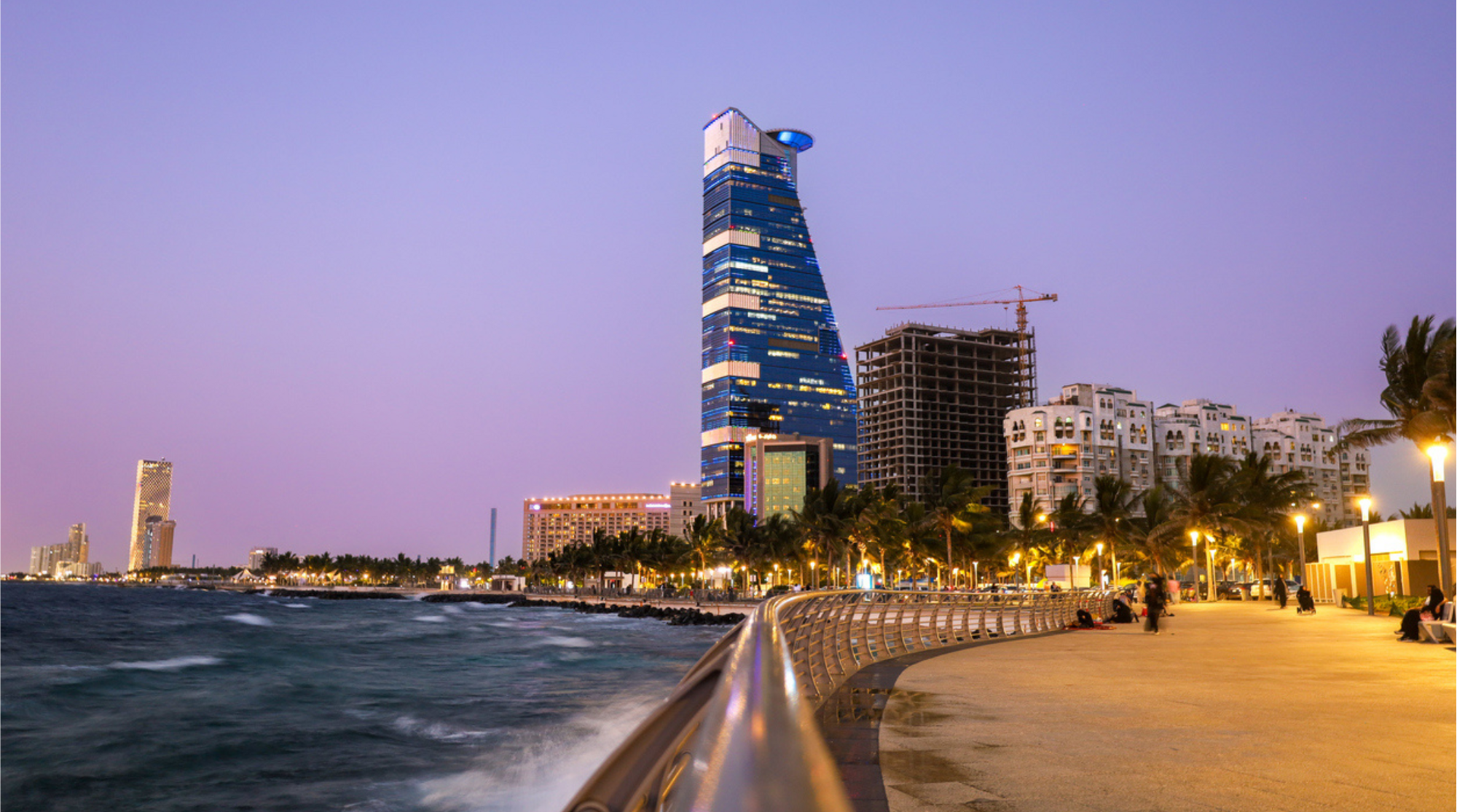 كورنيش جدة المطل على البحر الأحمر خلال وقت الليل بدون زحام