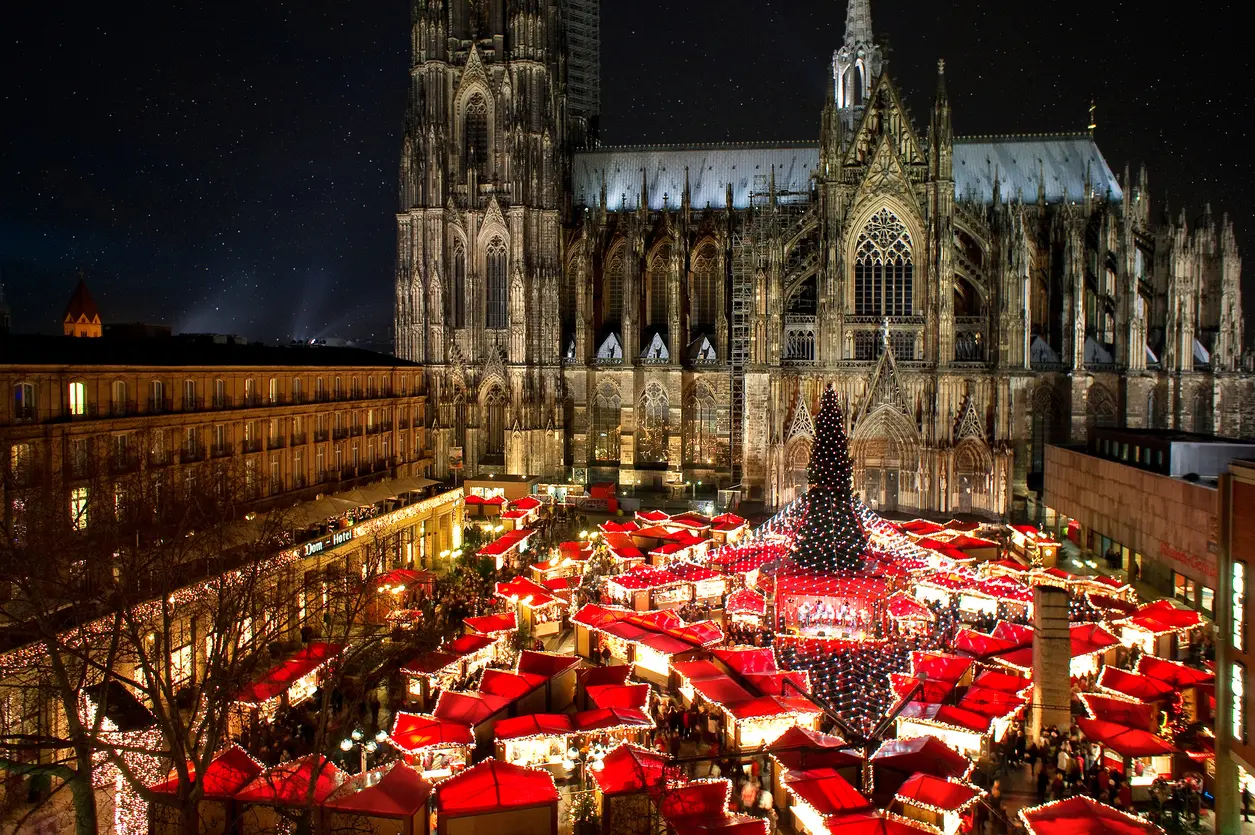 ドイツ・ケルン大聖堂前のクリスマスマーケットの屋台