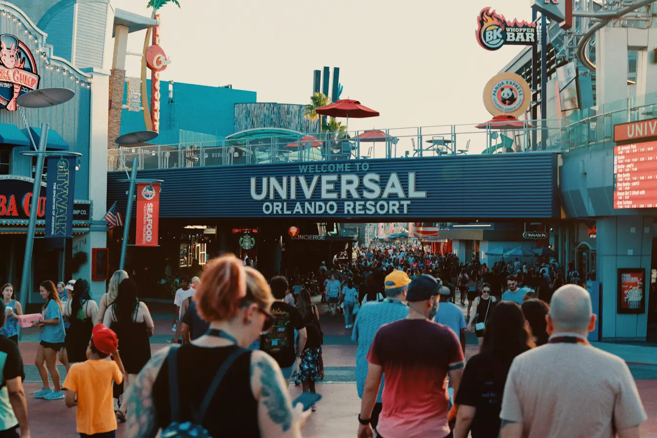 Imagen de la entrada a Universal Orlando Resort, donde se celebran cada año las Halloween Horror Nights Orlando.