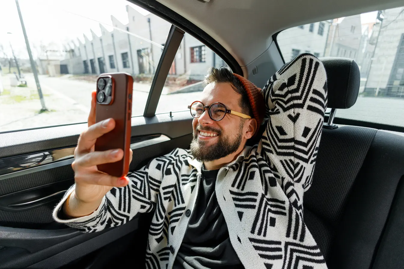 Fai la tua una videochiamata dallo smartphone mentre sei comodamente in auto, utilizzando un’app per fare videochiamate in mobilità.