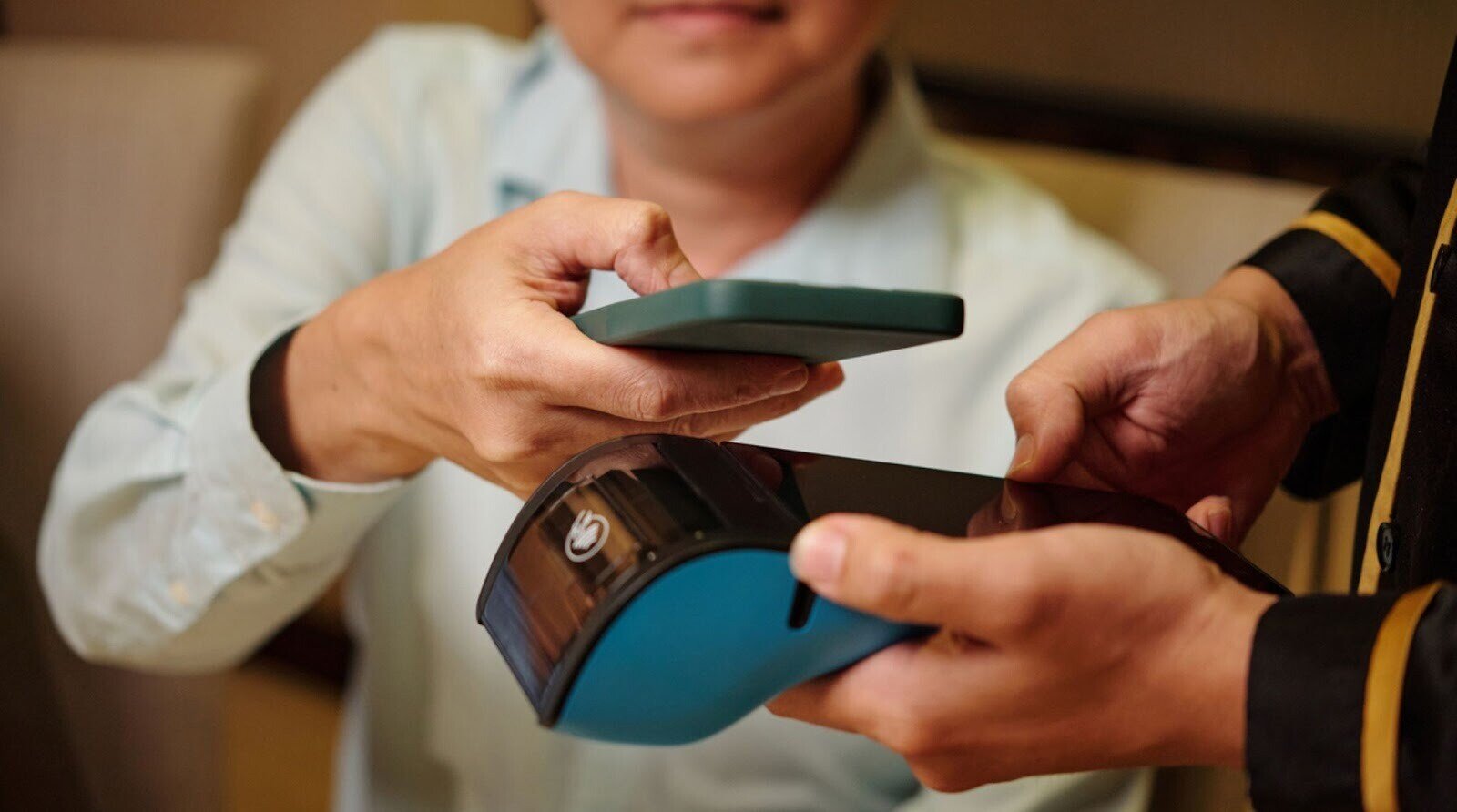 Homme utilisant le paiement mobile au Vietnam