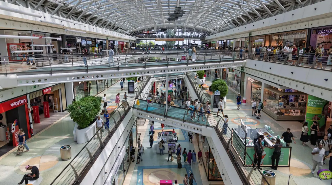 Shopping Center Vasco da Gama em Lisboa com lojas de roupas.
