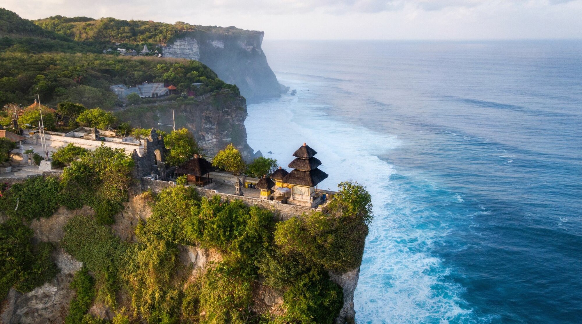 temple uluwatu incontournable de l'itineraire de 15 jours a Bali