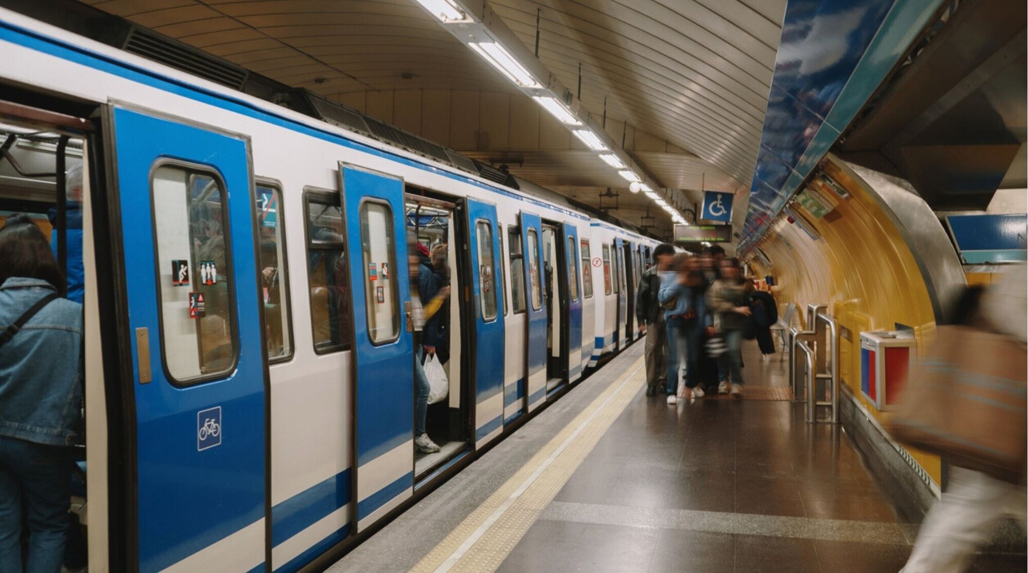 Vagón del metro de Madrid con pasajeros durante un trayecto.