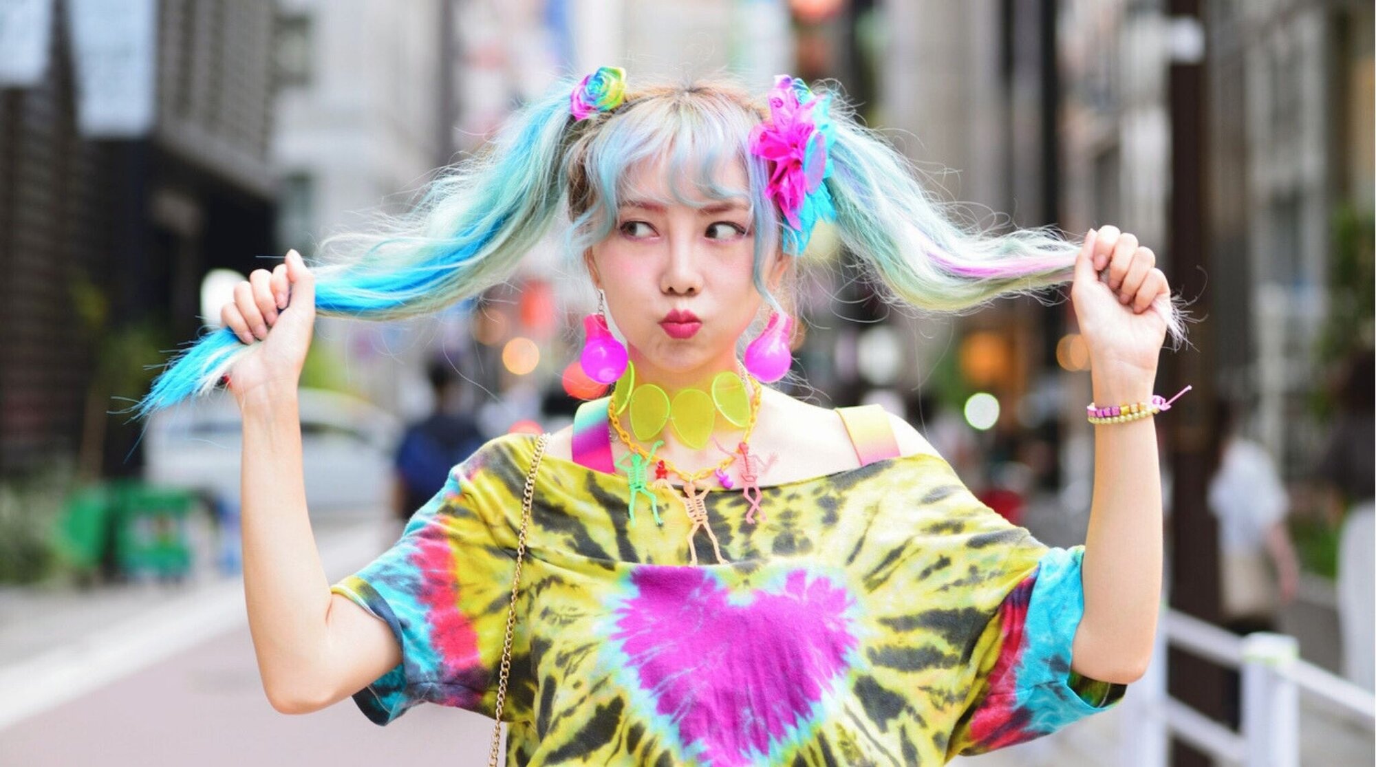 Joven con estilo excéntrico posando para un retrato con moda urbana japonesa.