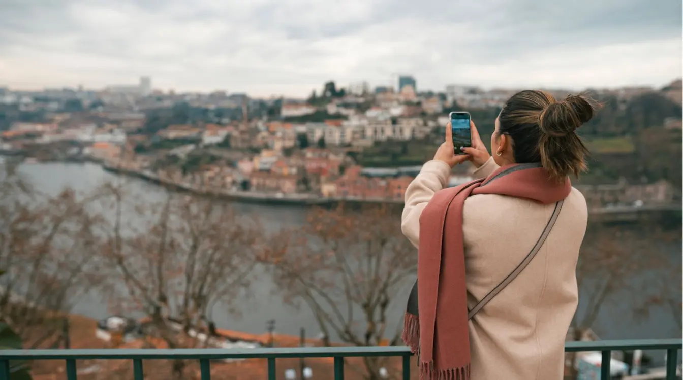 Viajante tirando fotos da paisagem ao redor do Rio Douro em Portugal durante o outono na Europa.